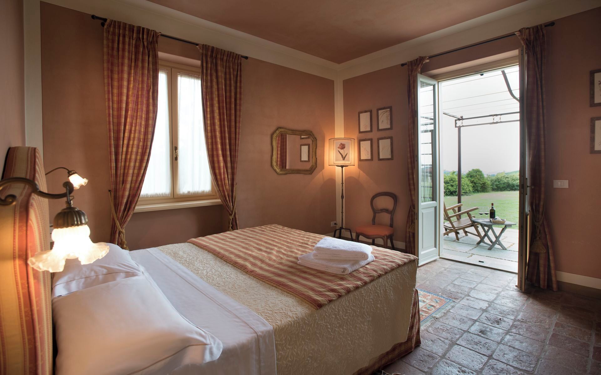 Quarto casal clássico, vista para o jardim