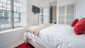 4 bedrooms, WiFi, bed sheets - Incredible RIAD in the heart of the Medina (Marrakech)
