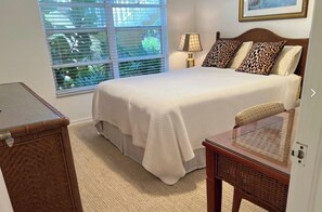 2 bedrooms, desk, iron/ironing board, WiFi - Update and Immaculate, 2 beds 2 baths end unit. On Imperial Golf Course (Naples)