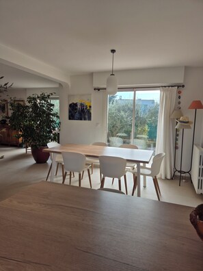 Dining - Single-storey house with swimming pool (Lauris)