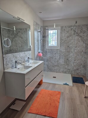 Shower, hair dryer, towels, soap - Single-storey house with swimming pool (Lauris)