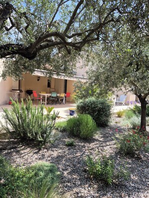 Outdoor dining - Single-storey house with swimming pool (Lauris)