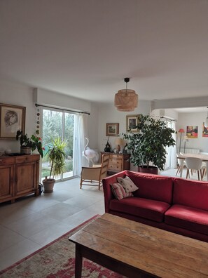 TV, fireplace - Single-storey house with swimming pool (Lauris)