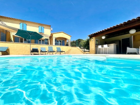 Alberca. Maison Des Arches Mérindol, spacious and bright. 6 bedrooms, private pool.