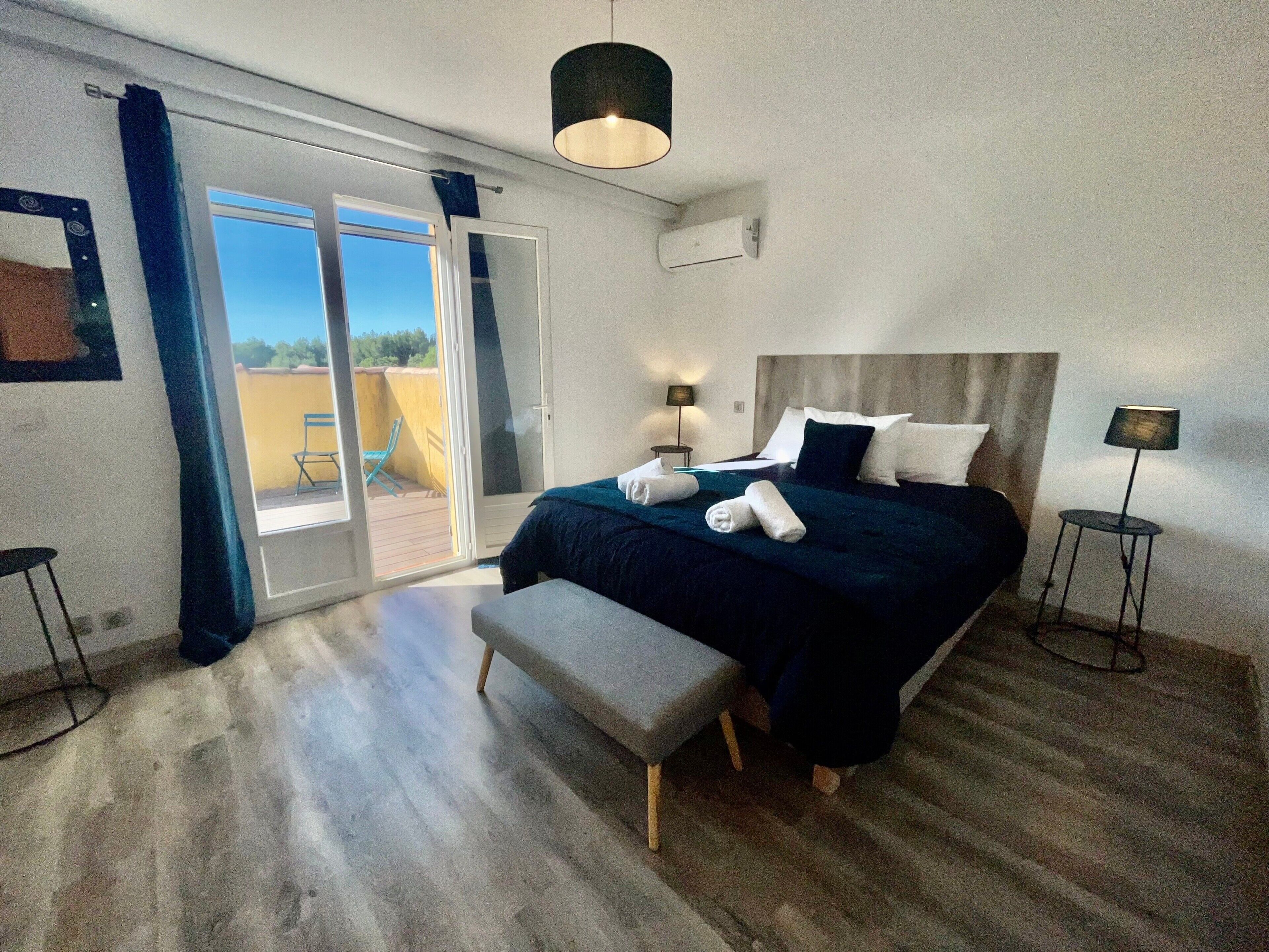 6 slaapkamers, een strijkplank/strijkijzer, wifi, beddengoed