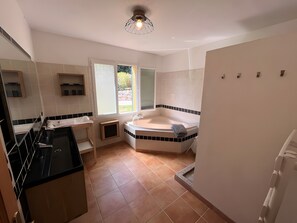 Bathroom - Maison Des Arches Mérindol, spacious and bright. 6 bedrooms, private pool. (Mérindol)