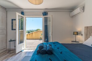 6 bedrooms, iron/ironing board, WiFi, bed sheets