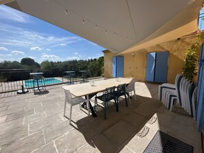 Outdoor dining - Maison Des Arches Mérindol, spacious and bright. 6 bedrooms, private pool. (Mérindol)