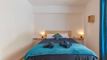 6 bedrooms, iron/ironing board, WiFi, bed sheets