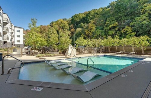 1-bdrm condo downtown along the Tennessee River with pool & gym access