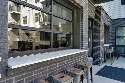 1-bdrm condo downtown along the Tennessee River with pool & gym access