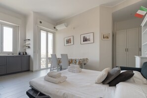 2 bedrooms - Cozy apartment of approximately 65 m2 located on the fifth floor of a building with lift, able to accommodate 4 people. The accommodation is located a short distance from tram stops 12 (under the house), 1, 14, 19 and just over 1 km from the Cenisio stop (Milan)