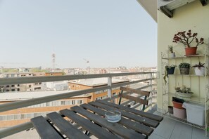 Outdoor dining - Cozy apartment of approximately 65 m2 located on the fifth floor of a building with lift, able to accommodate 4 people. The accommodation is located a short distance from tram stops 12 (under the house), 1, 14, 19 and just over 1 km from the Cenisio stop (Milan)