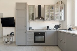Kylskåp, mikrovågsugn, diskmaskin och brödrost