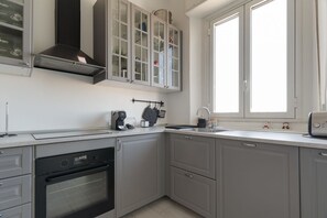 Fridge, microwave, dishwasher, toaster - Cozy apartment of approximately 65 m2 located on the fifth floor of a building with lift, able to accommodate 4 people. The accommodation is located a short distance from tram stops 12 (under the house), 1, 14, 19 and just over 1 km from the Cenisio stop (Milan)