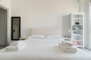 2 bedrooms - Cozy apartment of approximately 65 m2 located on the fifth floor of a building with lift, able to accommodate 4 people. The accommodation is located a short distance from tram stops 12 (under the house), 1, 14, 19 and just over 1 km from the Cenisio stop (Milan)