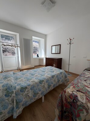 Room - Apartment 'Casa Nais' with Mountain View and Balcony (Acceglio)