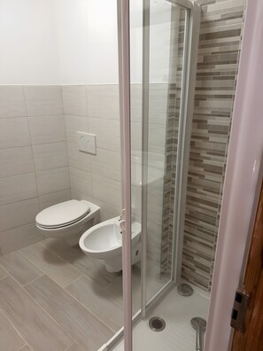 Shower, towels - Apartment 'Casa Nais' with Mountain View and Balcony (Acceglio)