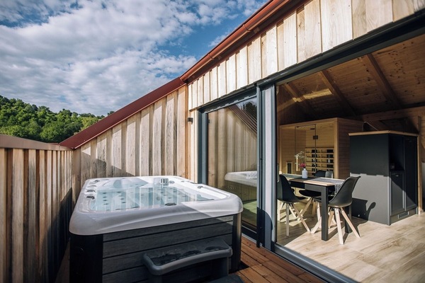 Outdoor spa tub