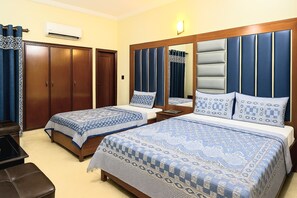 Habitación triple Deluxe | Ropa de cama de alta calidad, caja fuerte, sistema de insonorización