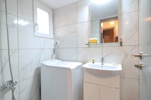 Appartement, balcon | Salle de bain