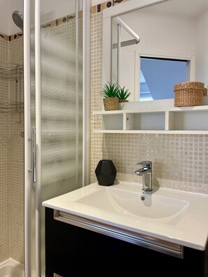 Shower, hair dryer, towels, toilet paper - Cosy house with spa & garden near Angers (Briollay)