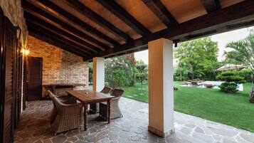 Comfort-Villa, Gartenblick | Speisen im Freien