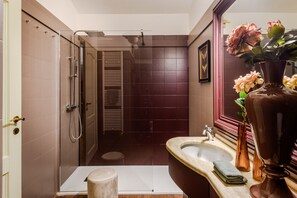 Shower, hair dryer, bidet, towels - Experience an Unparalleled Blend of Style and Comfort, Just Steps from the Sea. (Viareggio)