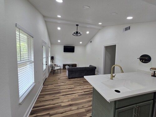 Cozy 3-bedroom house in charming Bay St. Louis with AC