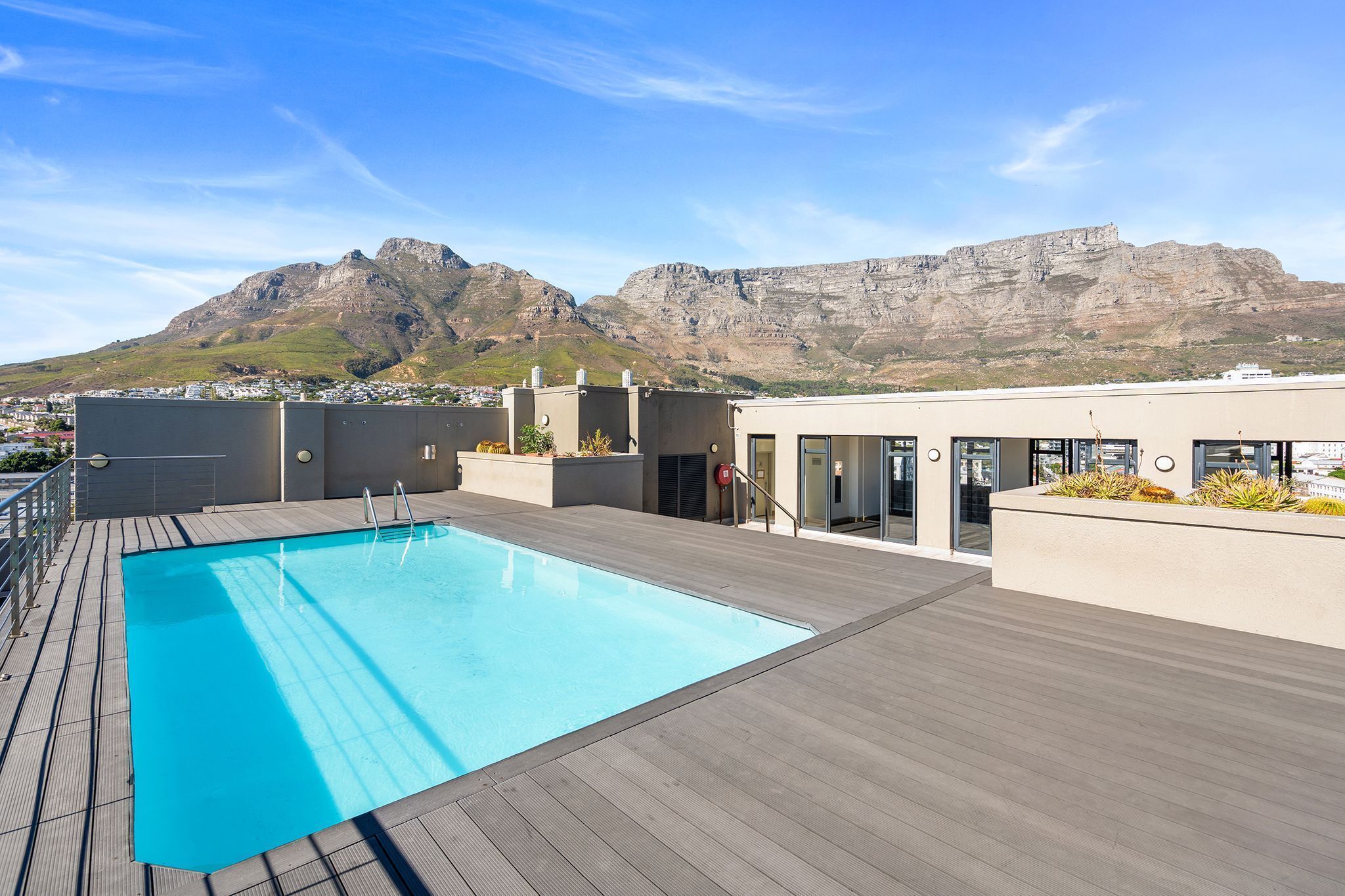 Piscina no terraço com vista para montanhas.