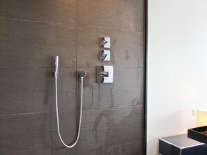Een douche, een haardroger, handdoeken