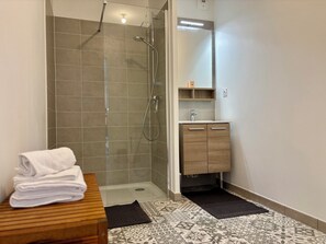 Shower, towels - Schiltigheim: 6th Floor Studio with Terrace (Schiltigheim)