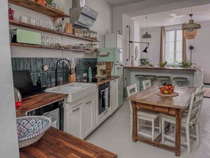 Fridge, oven, dishwasher, coffee/tea maker - 70 m² apartment with terrace in the heart of Paris (Paris)
