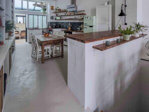 Fridge, oven, dishwasher, coffee/tea maker - 70 m² apartment with terrace in the heart of Paris (Paris)