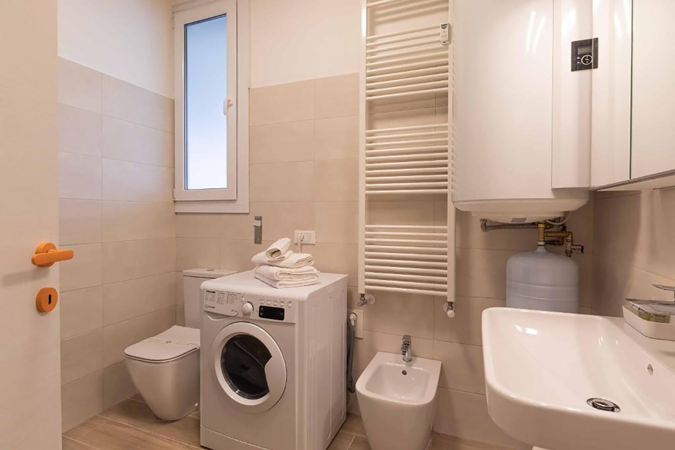 Shower, hair dryer, bidet, towels