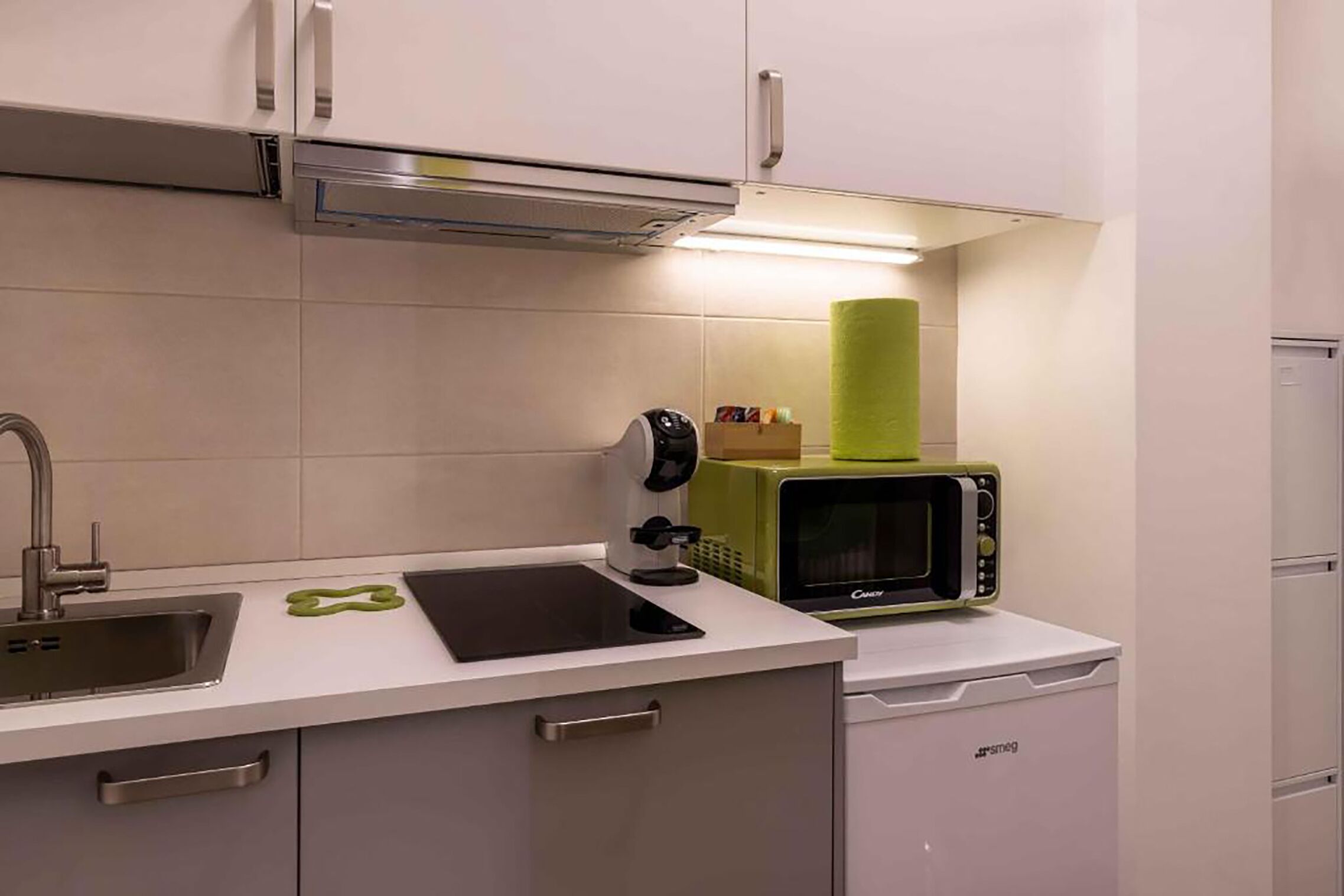 Réfrigérateur, micro-ondes, four, plaque de cuisson