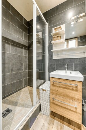 Shower, towels - Studio 32 m² in Paris with Wifi – 4 people (Paris)