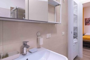Shower, hair dryer, bidet, towels - CRHome Orange Apartment (Padova)