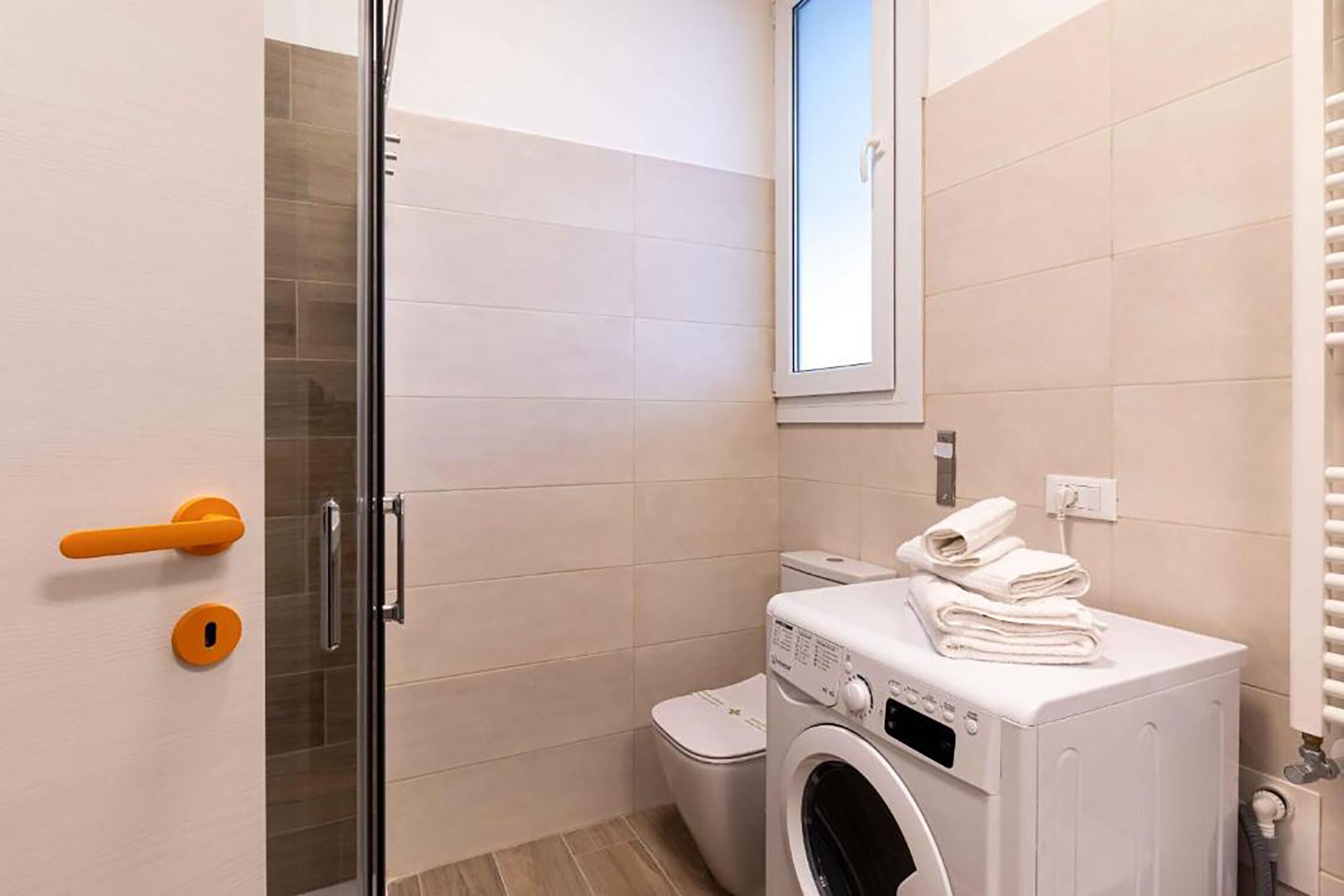 Douche, sèche-cheveux, bidet, serviettes fournies
