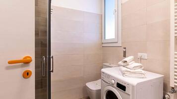 Douche, sèche-cheveux, bidet, serviettes fournies