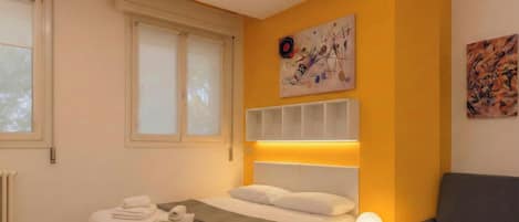 Tabla de planchar con plancha, wifi gratis y ropa de cama