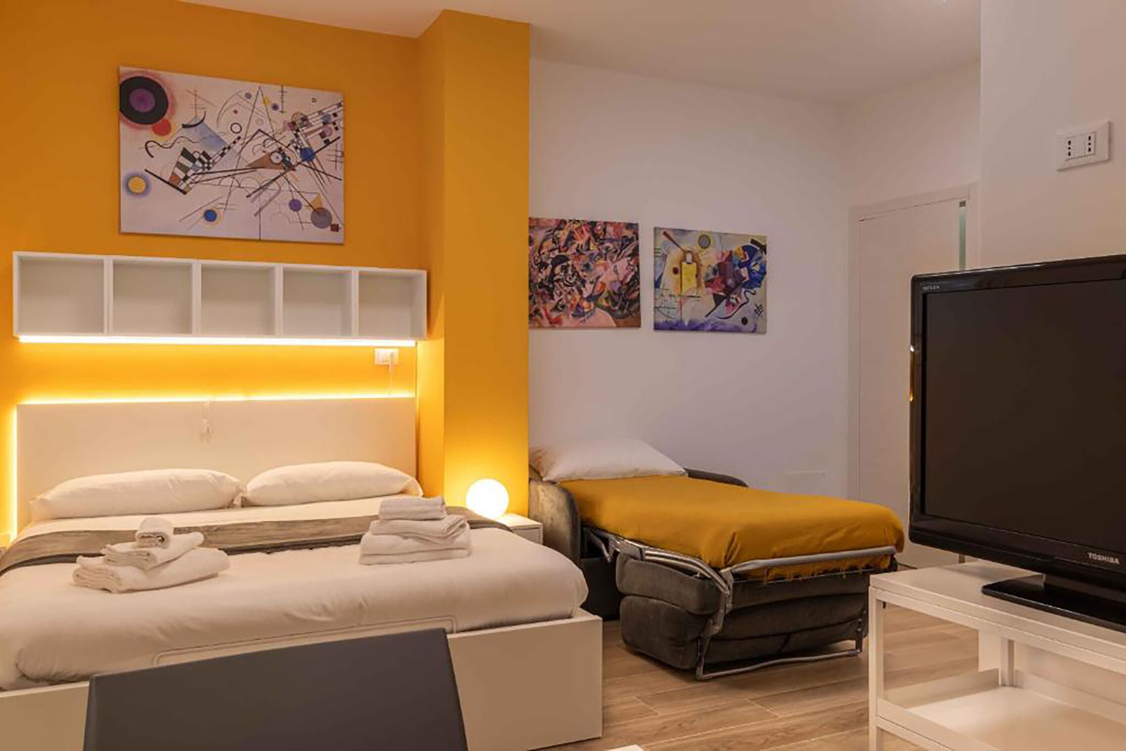 Tabla de planchar con plancha, wifi gratis, ropa de cama