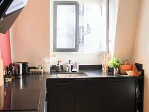 Fridge, microwave, oven, dishwasher - Spacious 74 m² apartment near Montmartre (Paris)