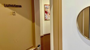 Puerta de una habitación de hotel con un letrero que dice 'Le chef d'oscar' y el número 2.