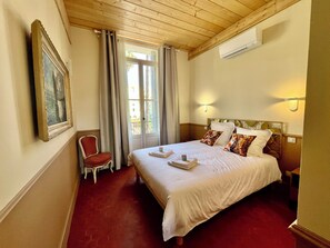 1 bedroom, iron/ironing board, WiFi, bed sheets - Poetic and Cozy Apartment (Hyères)