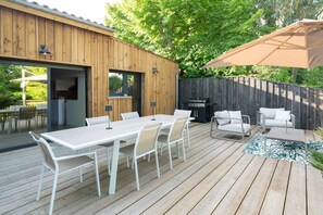 Outdoor dining - Villa with Spa and Private Canal Access (La Teste-de-Buch)