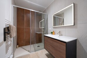 Shower, hair dryer, towels - Villa with Spa and Private Canal Access (La Teste-de-Buch)