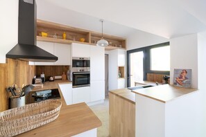 Private kitchen - Villa with Spa and Private Canal Access (La Teste-de-Buch)