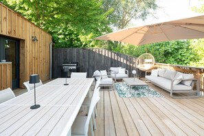 Outdoor dining - Villa with Spa and Private Canal Access (La Teste-de-Buch)