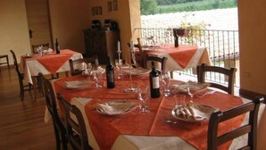 Outdoor dining - Wohnung 'Lina' mit Gemeinschaftspool by Interhome (Gavardo)